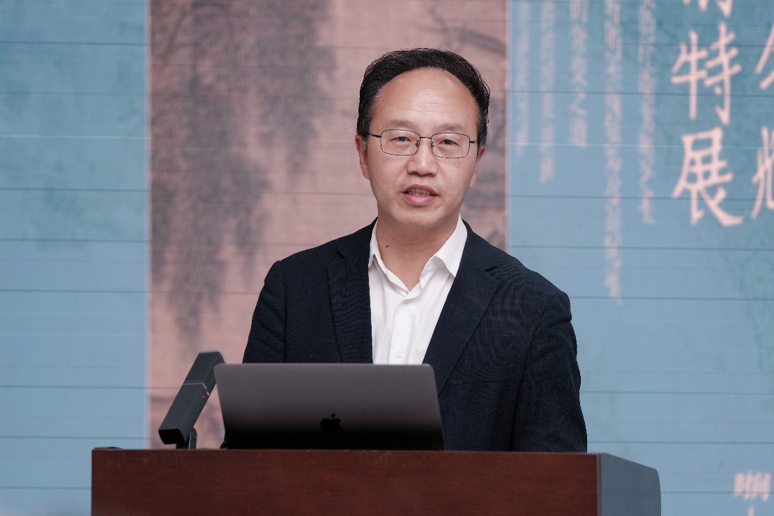 穿着西装笔挺的男子与配字描述已自动生成