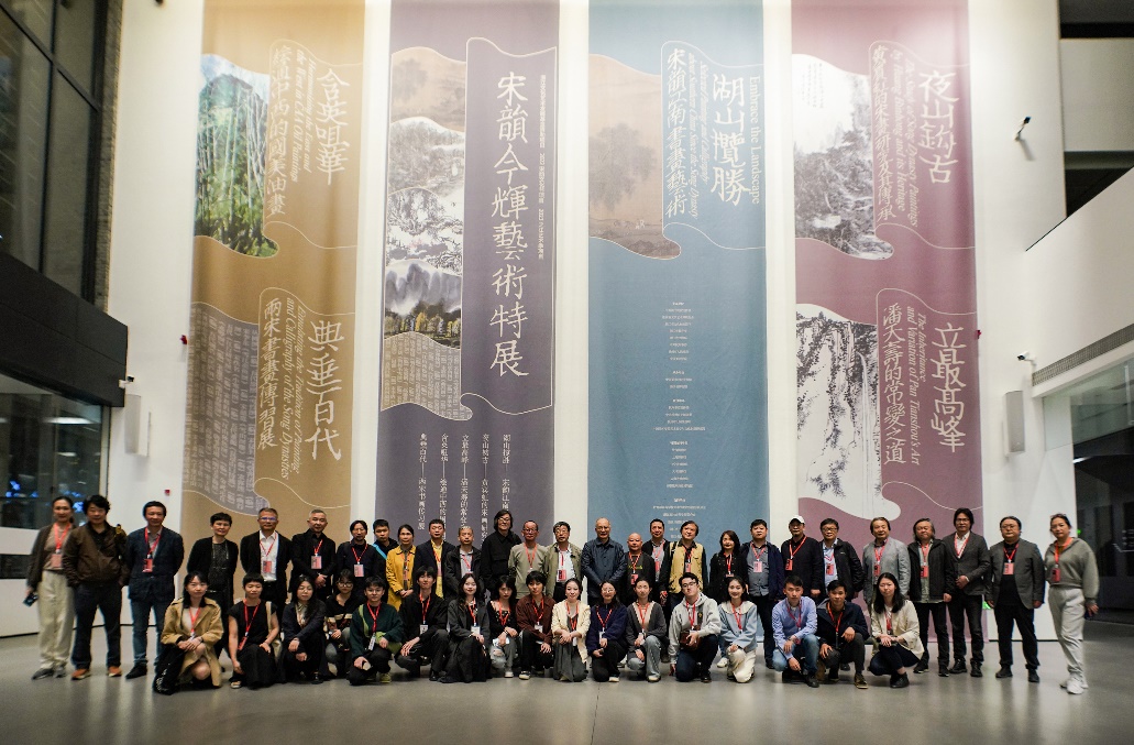 大厅里的一群人描述已自动生成