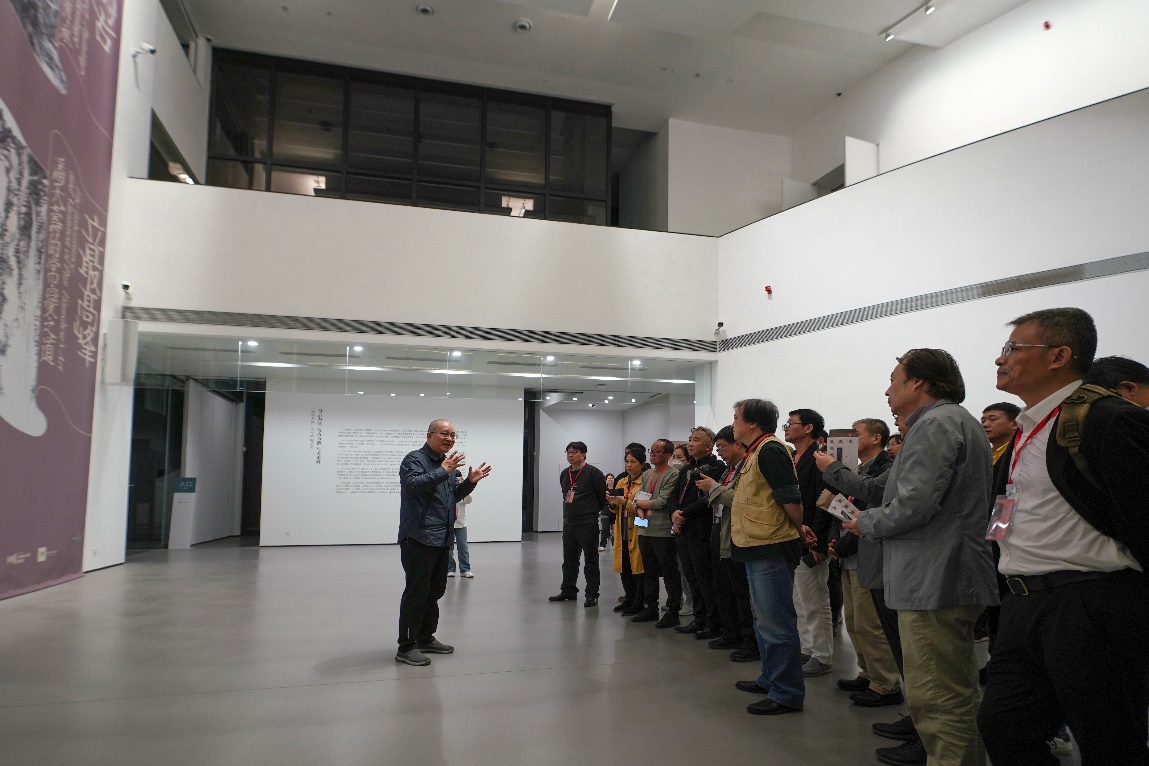 一群人站在室内描述已自动生成