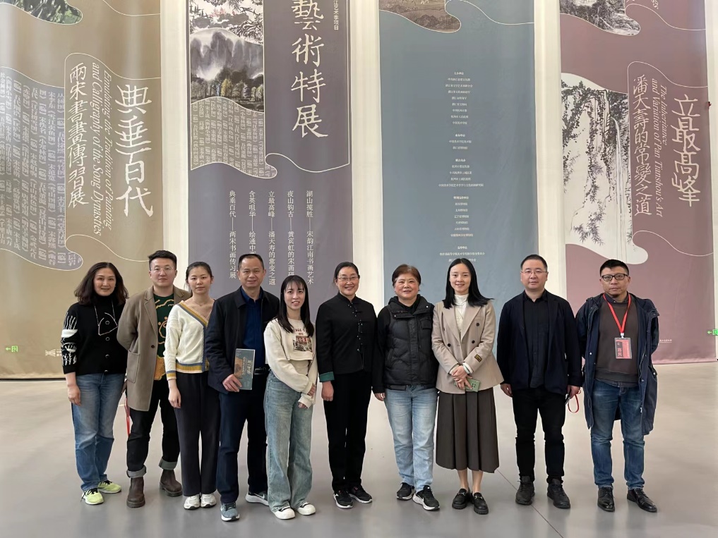 一群人站在墙边描述已自动生成