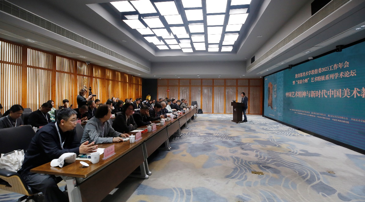 人们在看台上的人在房间里中度可信度描述已自动生成