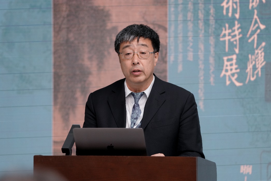 穿着西装笔挺的男子与配字描述已自动生成