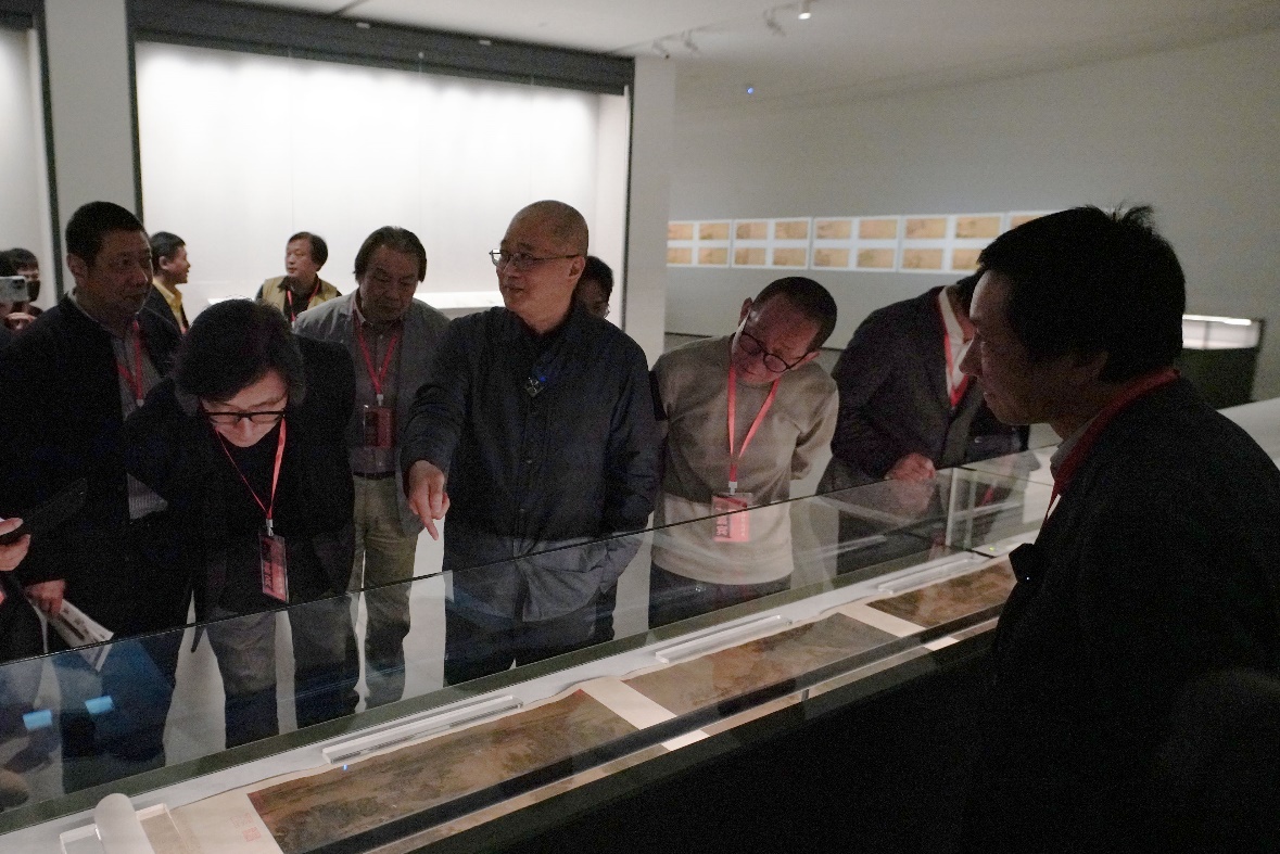 一群人站在桌子边描述已自动生成