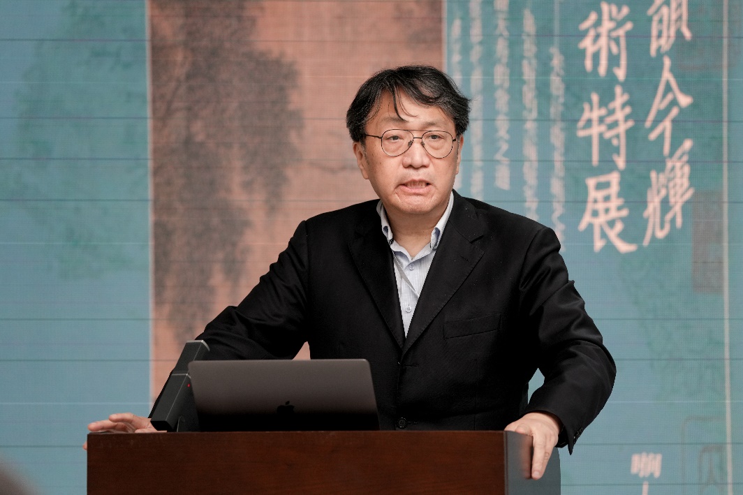 穿着西装笔挺的男子与配字描述已自动生成