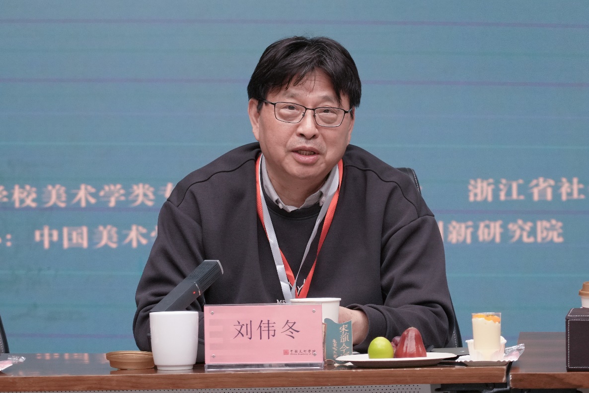 男人坐在桌子前描述已自动生成