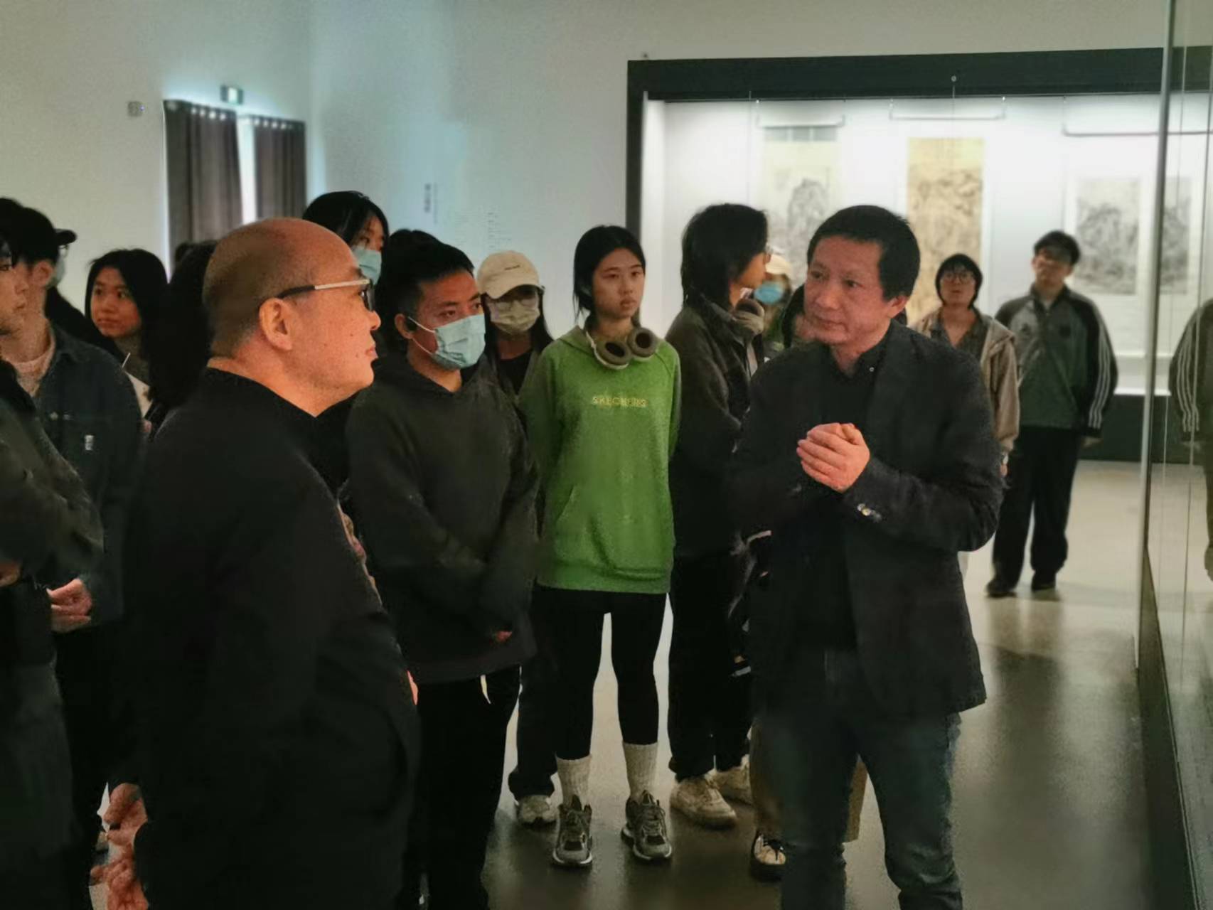 一群人站在一起描述已自动生成