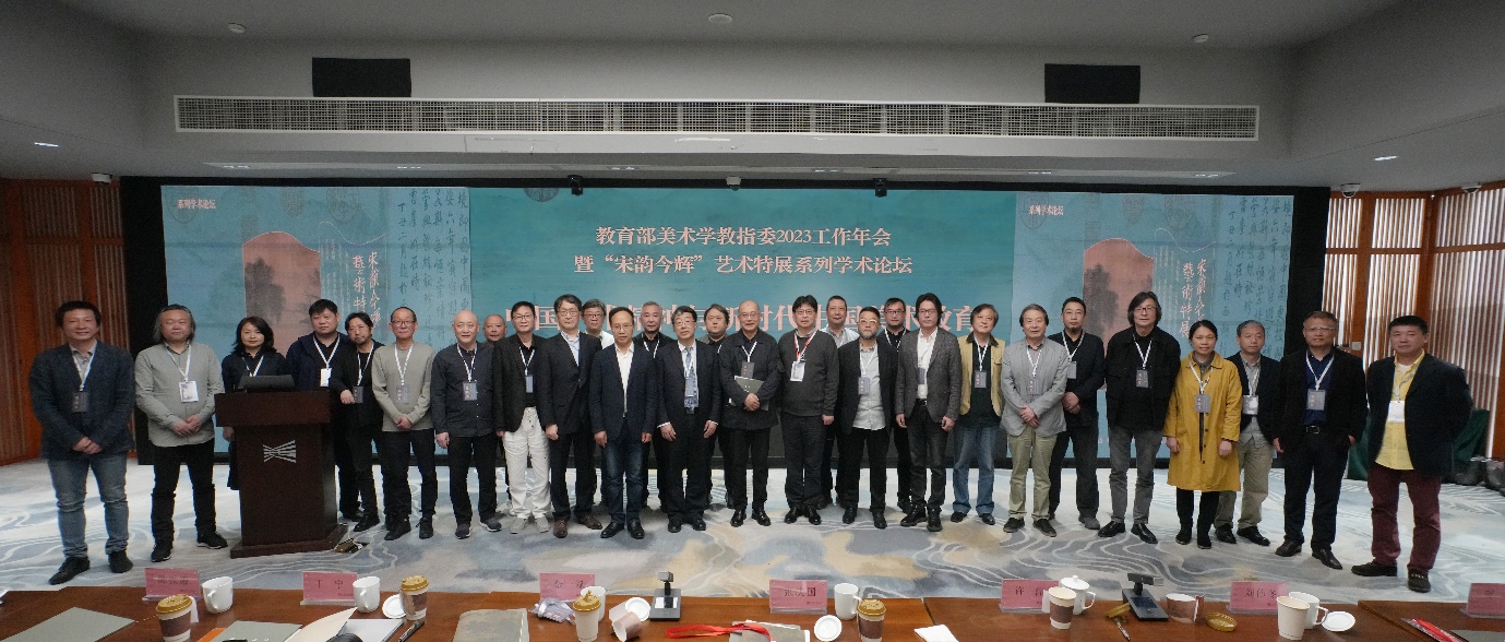 一群人站在台上低可信度描述已自动生成