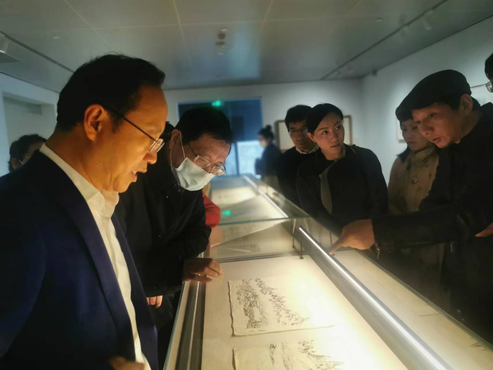 一群人站在桌子边中度可信度描述已自动生成