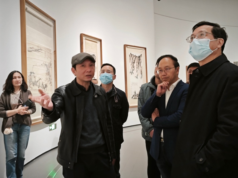 人们站在一起中度可信度描述已自动生成