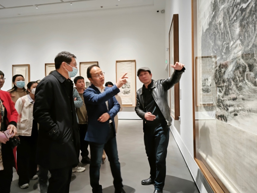 一群人站在墙边描述已自动生成